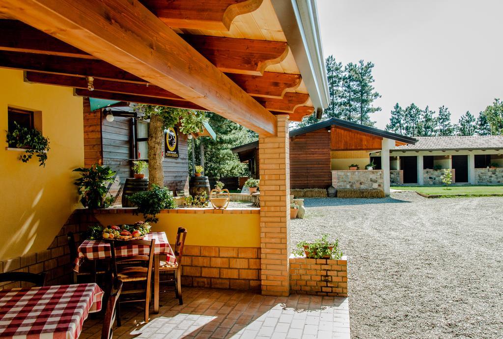 Готель La Taverna Dei Briganti Cotronei Екстер'єр фото